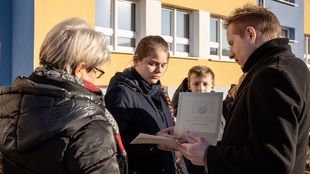 Evelin Zeiser erhält in der Sekundarschule Jessen Nord die Urkunde für ihr Stipendium aus den Händen des Fördervereinsvorsitzenden Sven Gresens.