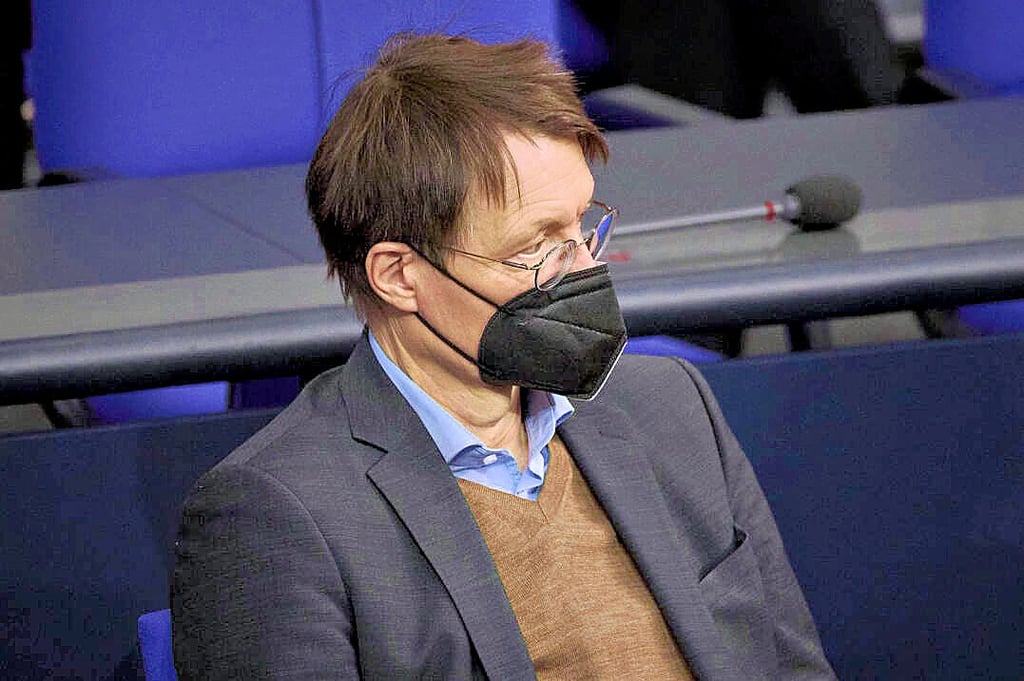 „Karl Lauterbach ist der Einzige im Bundestag, der Maske trägt“, meint Internist Jörg Schulze aus Jerichow.