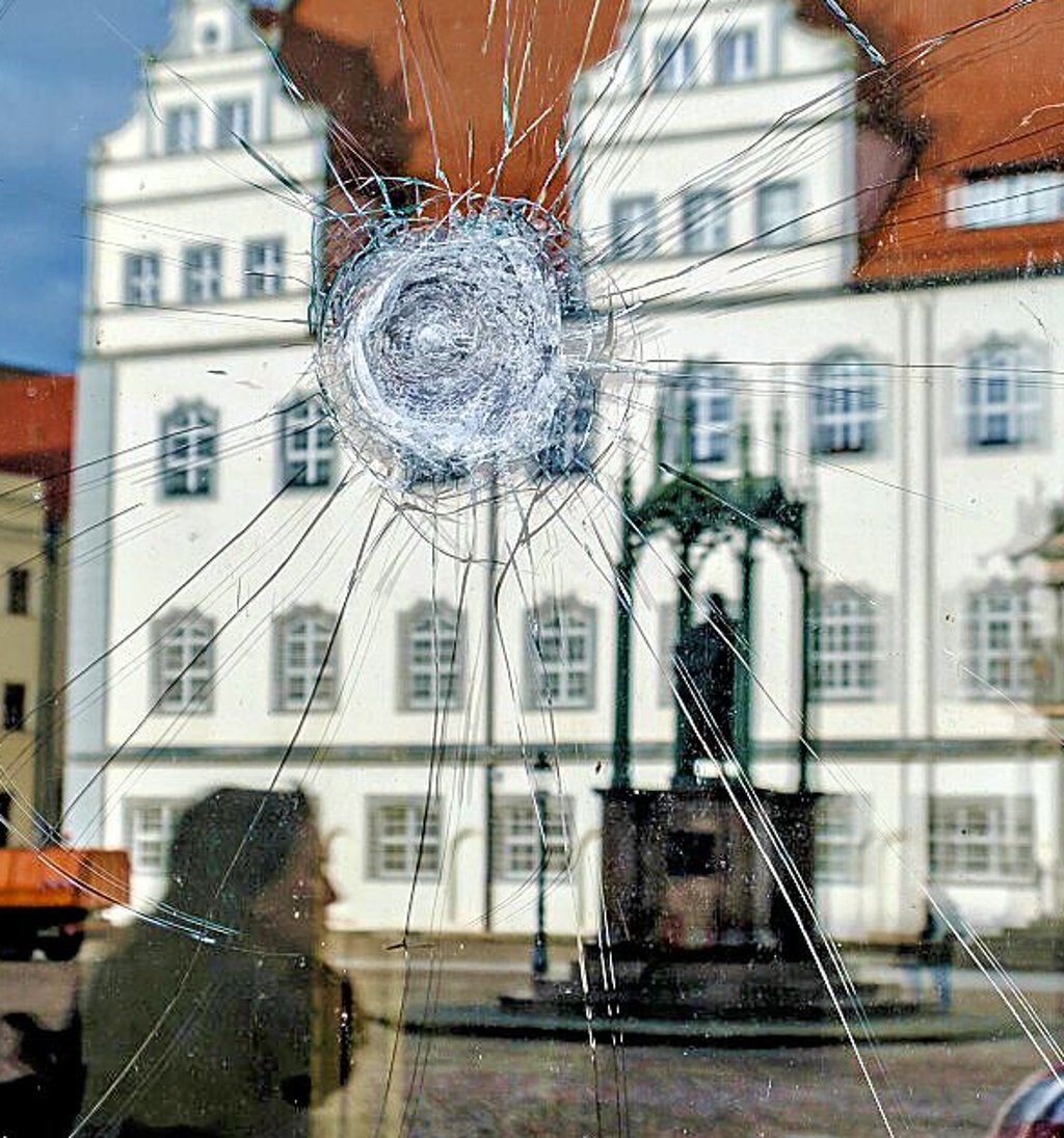 Am Markt 3 wurde die Scheibe zertrümmert.