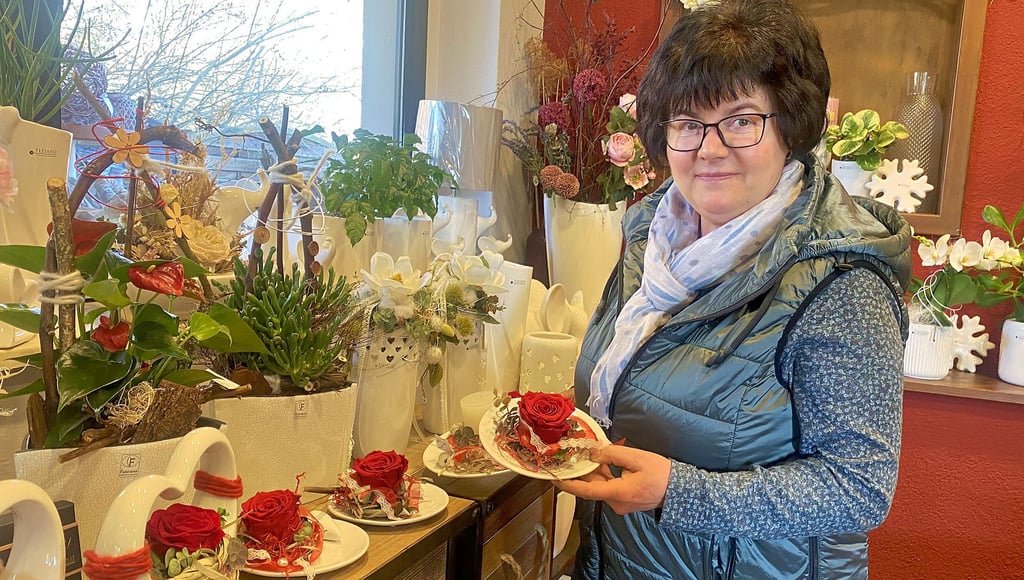 Bettina Schmager-Scheil, Chefin des Blumenecks in Jessen, präsentiert zum Valentinstag Arrangements mit gefriergetrockneten Rosen.