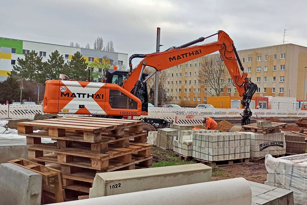 Noch sind die Bauarbeiter auf der MVB-Baustelle an der Kritzmannstraße fleißig am Werkeln. Im nächsten Jahr soll es von hier aus in zehn Minuten in die Innenstadt gehen.