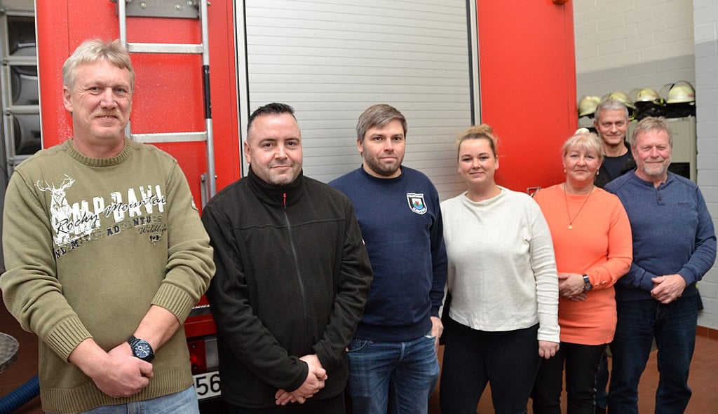 Thomas Knebel (links) ist der neue Vorsitzende vom Förderverein der Kamernschen Feuerwehr. Seine Stellvertreterin ist Stephanie Heinrich (Mitte).