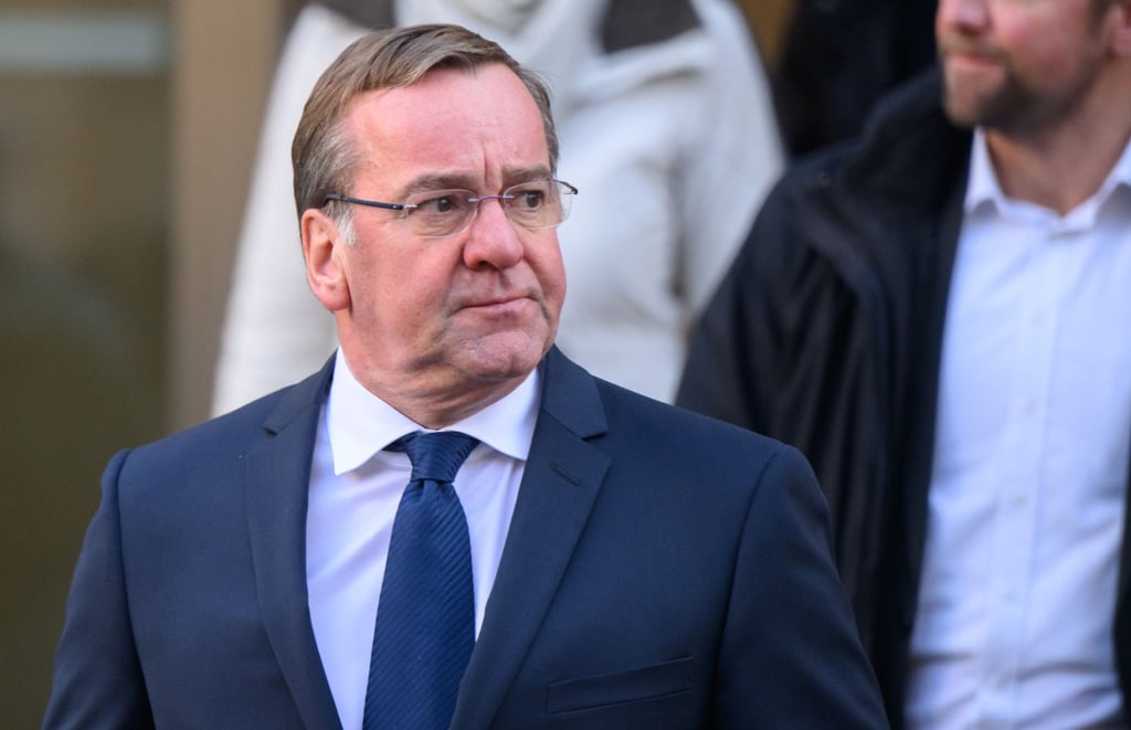 Boris Pistorius (SPD), Innenminister von Niedersachsen und künftiger Bundesverteidigungsminister, kommt zu einem Pressestatement im niedersächsischen Innenministerium.