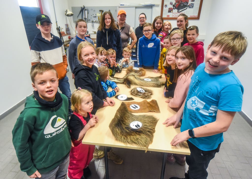 Die letzte Station Fellkunde in der Feuerwehr Kreypau beendete die Kinderjagd.