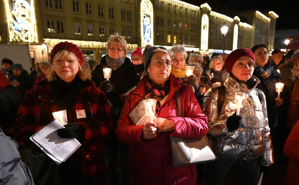 Magdeburger bei der Gedenkveranstaltung auf dem Alten Markt der Landeshauptstadt Sachsen-Anhalt.