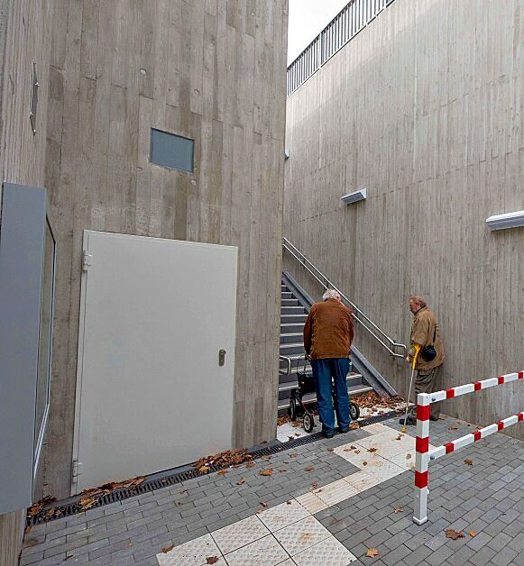 Ein leerer Aufzug-Schacht ist alles, was Reisende, die schlecht zu Fuß sind, derzeit am neuen Meinsdorfer Haltepunkt vorfinden. Ein Lift ist nicht eingebaut.