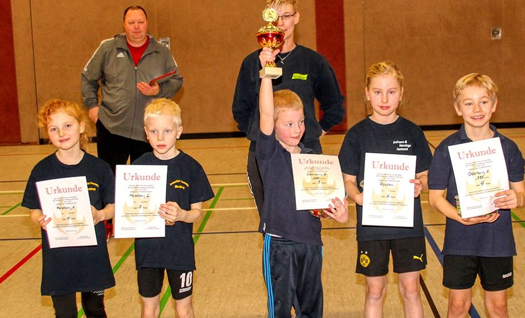 Stolz präsentieren die Mannschaftskapitäne ihre Urkunden. Bei den Kinderwehren siegte Osterburg II.