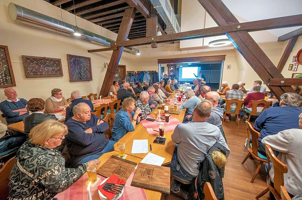 Es ist voll beim erstes Treffen der DessauerCamping-Freunde im Brauhaus.