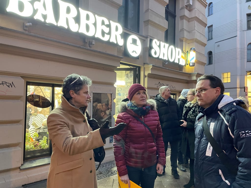 Infrastrukturministerin und Magdeburger Landtagsabgeordnete Lydia Hüskens (FDP, links) im Gespräch mit Hasselmanagerin Marianne Tritz und Magdeburgs Ordnungsbeigeordnetem Ronni Krug.