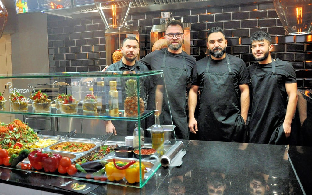 Neueröffnung von Martin Benckenstein (2.v.l.) und seiner Crew in Wolfen: Im Kebabas kann man auch gemütlich sitzen und essen.