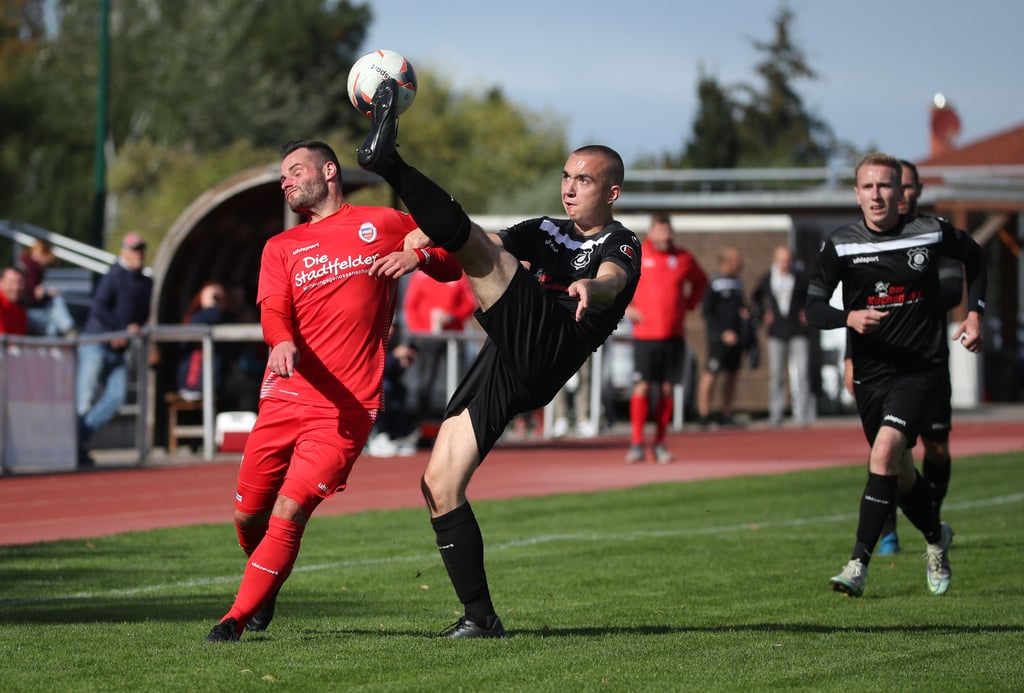 Hannes Henschke (Mitte) und der VfB Ottersleben sind obenauf: Nach dem Sportgerichtsurteil kurz vor Weihnachten behaupten sich die Südwestler nicht nur vor Oliver Wesemeier (links) und dem MSV Börde, sondern auch als Spitzenreiter der Landesliga Nord. Das soll Ansporn für die zweiten Saisonhälfte sein. 