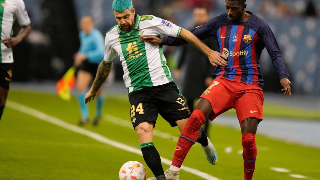 Barcelonas Ousmane Dembélé (r) im Zweikampf mit Aitor Ruibal von Betis Sevilla.
