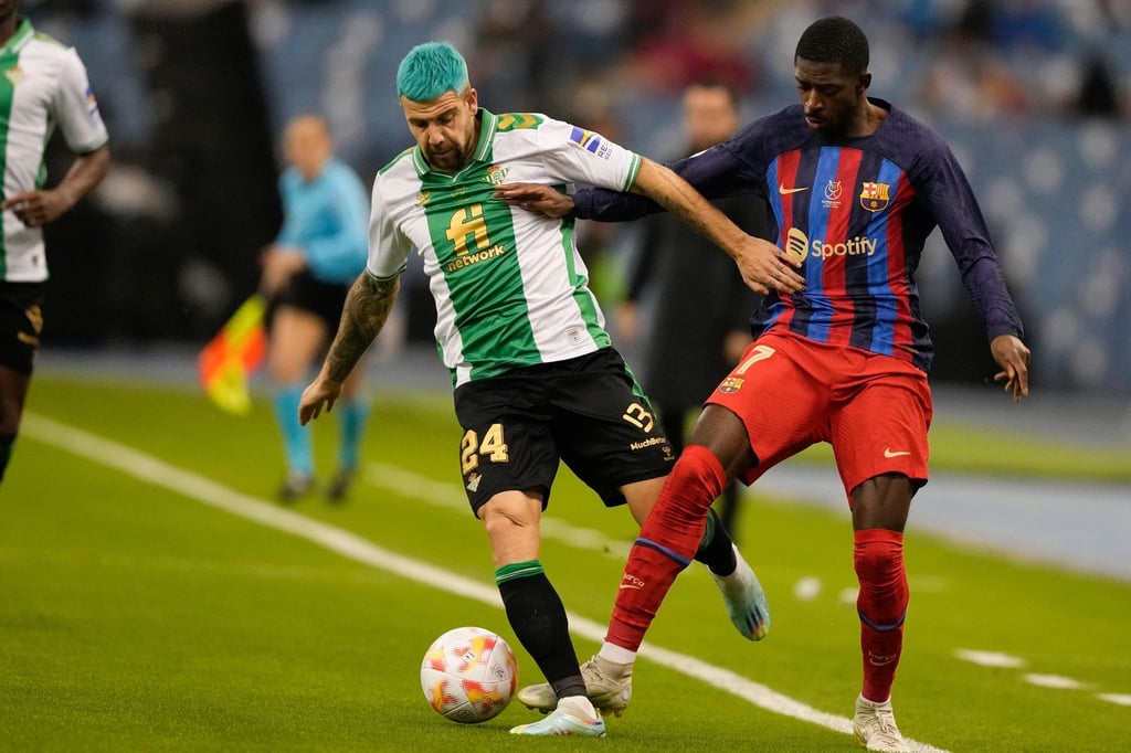 Barcelonas Ousmane Dembélé (r) im Zweikampf mit Aitor Ruibal von Betis Sevilla.
