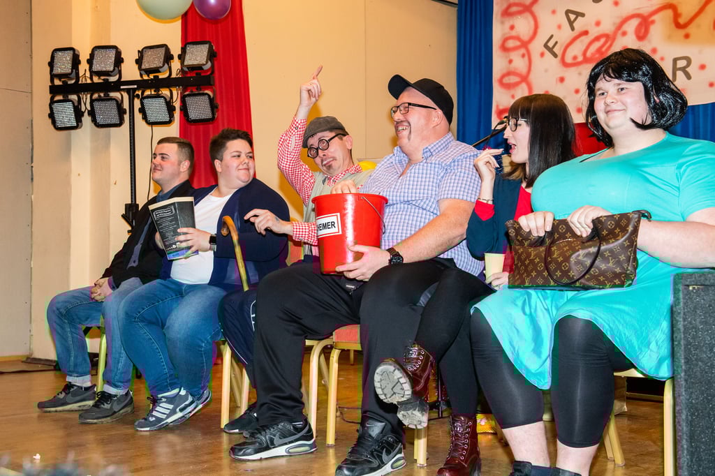 Da bleibt beim Fasching der Vereine im Eckartsbergaer Rathaussaal kein Auge trocken: Die Kameradinnen und Kameraden der Eckartsbergaer Feuerwehr haben ganz klar Närrisches im Blut. Urkomisch entführen sie ihr Publikum ins Kino und nehmen aufs Korn, was sich dort in einer Sitzreihe vor und während des Films so abspielen kann.