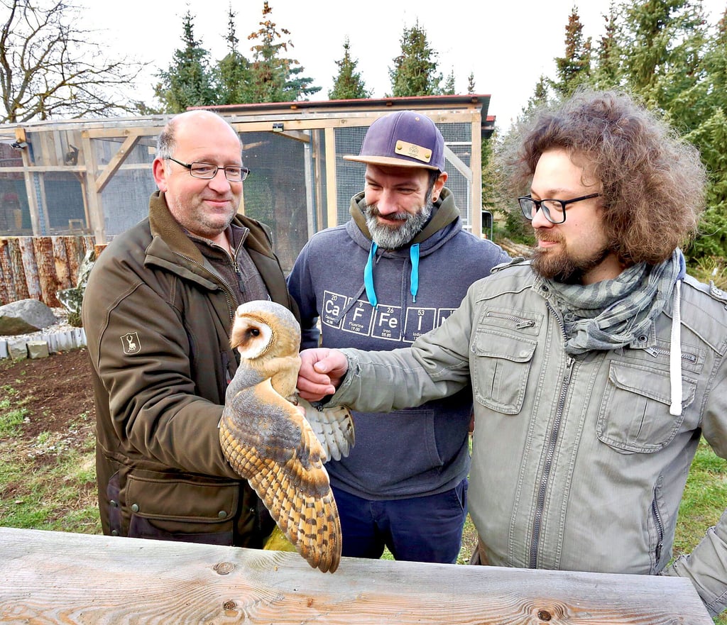 Der Eulenmann Jens Haberlandt aus Bernburg (v.l.) kann sich freuen: Die Ascherslebener Kaffeemänner Thomas Schatz und Dominik Rider unterstützen ihn mit einem Eulenkaffee.
