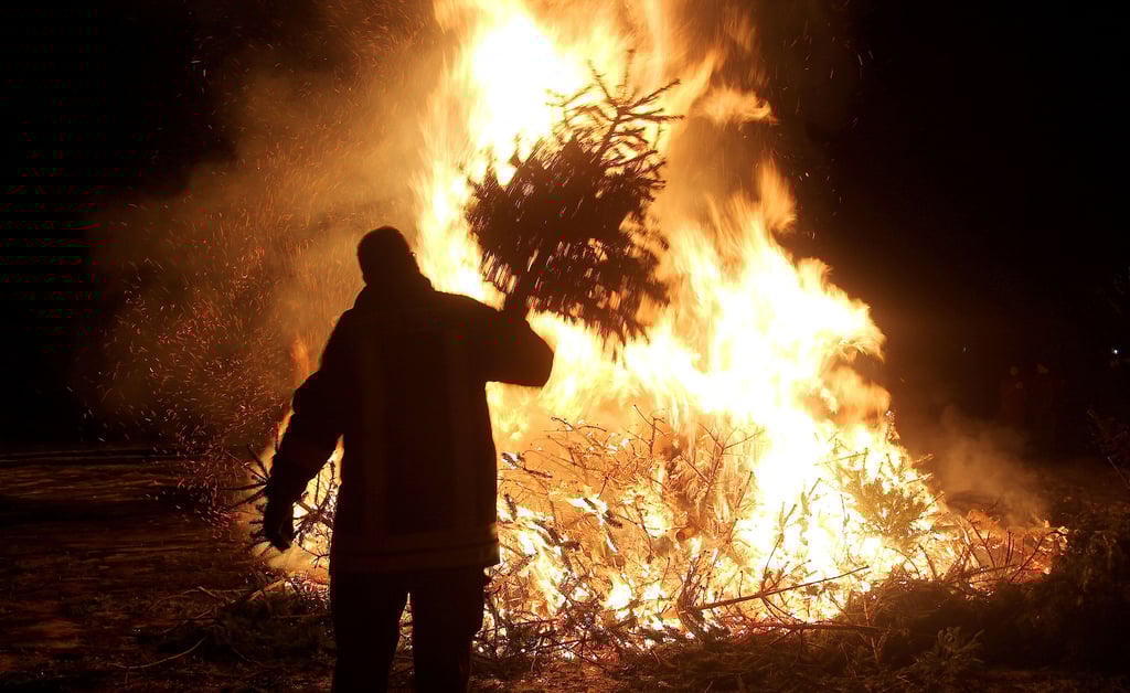Feuerwehren und Vereine in der Gemeinde Bördeland rufen an diesem und am nächsten Wochenende zur Weihnachtbaumabgabe auf. Die Hölzer sollen verbrannt werden.