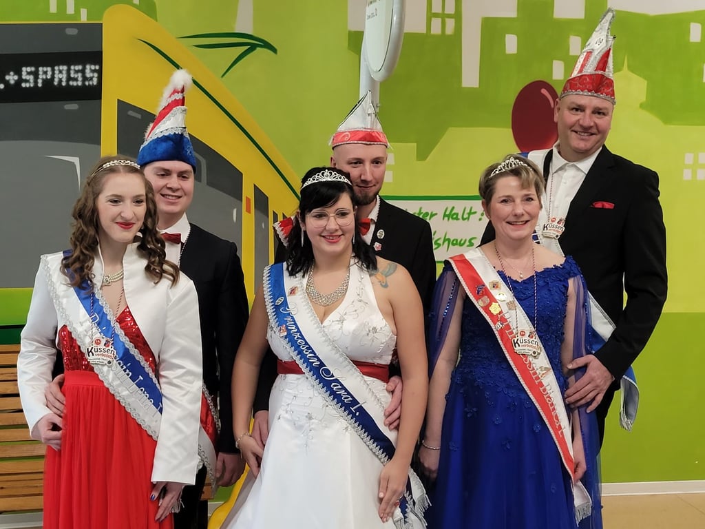Lena Kalkofen und Jonas König sind das neue Prinzenpaar (links)! Die vorherigen Prinzenpaare des Saalenarren haben sich beim Kinderfasching ebenfalls in ihren Gewändern gezeigt.