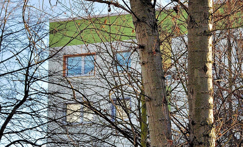 In der Nachbarschaft des Baugebiets an der Hans-Grade-Straße stehen seit den 1980er Jahren mehrgeschossige Wohnhäuser.