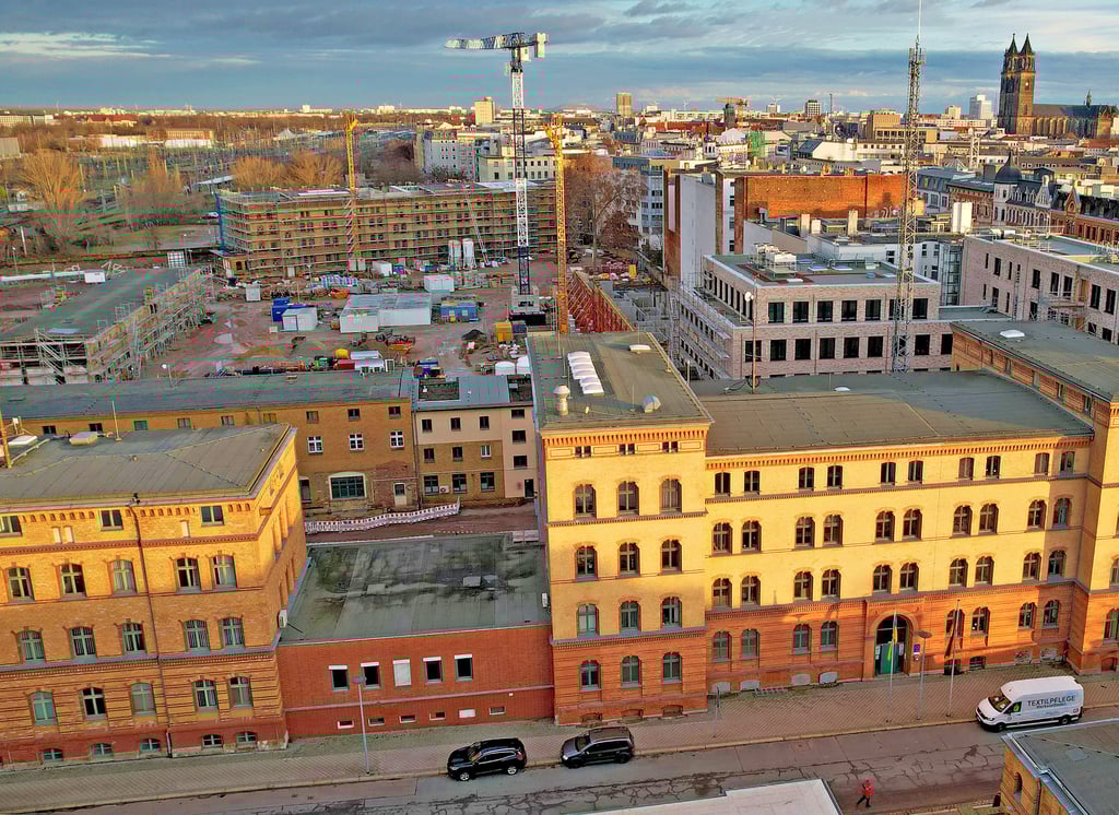 Die Polizeiinspektion Magdeburg in der Innenstadt ist seit einiger Zeit Großbaustelle: Sie wird teurer und die Fertigstellung dauert länger. Ursprünglich war das dritte Quartal 2026 anvisiert. Neuer Termin ist jetzt das erste Quartal 2028. Die Kostenschätzung lag vor drei Jahren bei 164 Millionen Euro –  jetzt sind es 204 Millionen. 