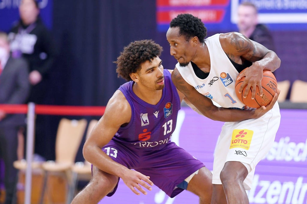 MBC-Profi Kris Clyburn (r.) im Duell mit Göttingens Mark Smith.