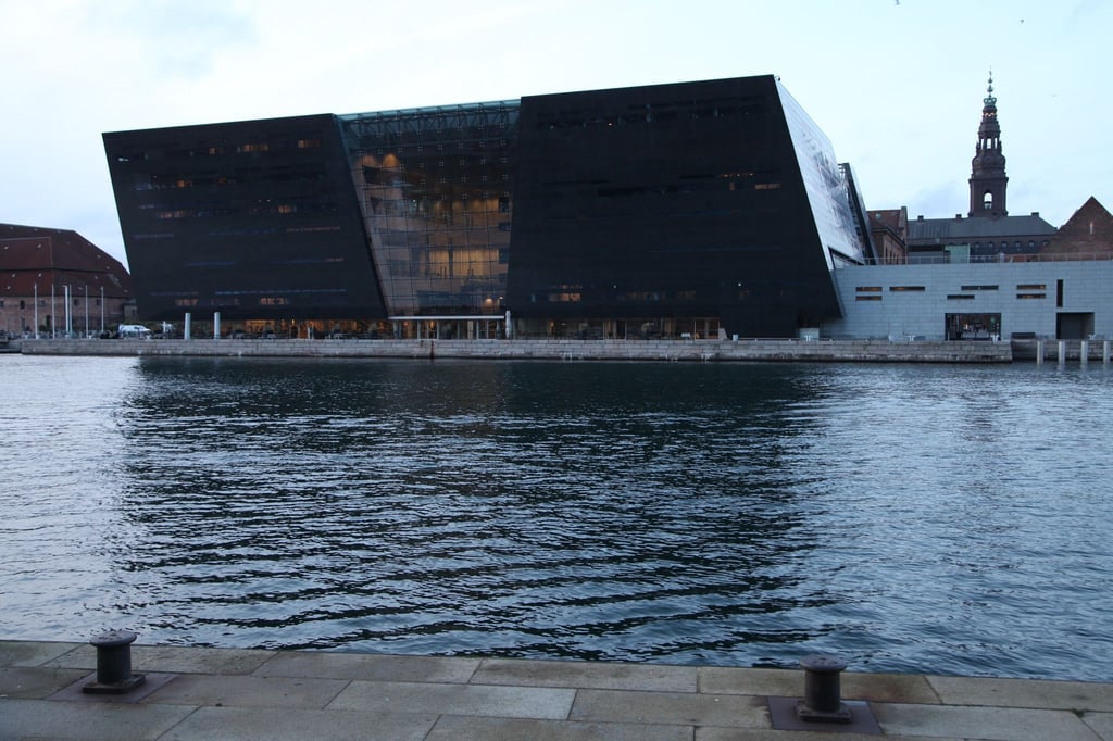 „Der Schwarze Diamant“ wurde von dem dänischen Architekturbüro Schmidt Hammer Lassen entworfen.