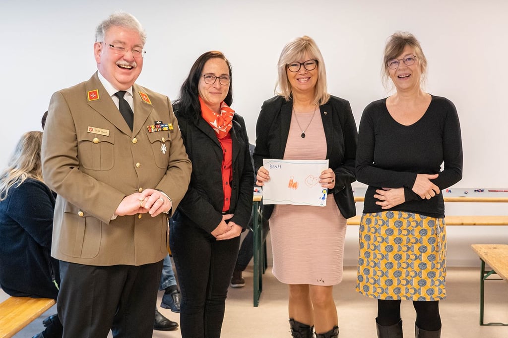 Stephen Gerhard Stehli von der Johanniter-Unfallhilfe, Isabel Hulha, Leiterin der Kita Zwergenhügel, Oberbürgermeisterin Simone Borris und Annette Schöpke, Leiterin des Freien Waldorfkindergartens.