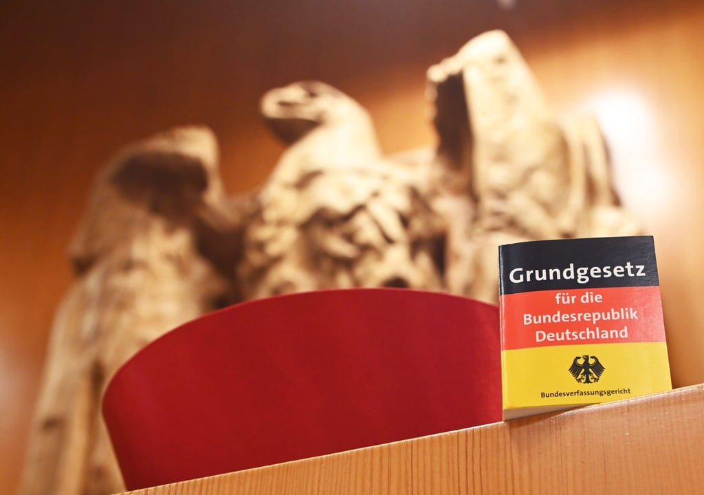 Der Bundesadler im Sitzungssaal. Im September 2021 feierte Bundesverfassungsgericht seinen 70. Geburtstag.