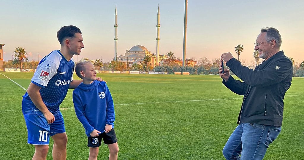 Da lächeln sowohl Sohn Louis Jordan als auch Vater Andreas Schmidt: Der 8-Jährige gemeinsam mit Außenstürmer Jason Ceka.