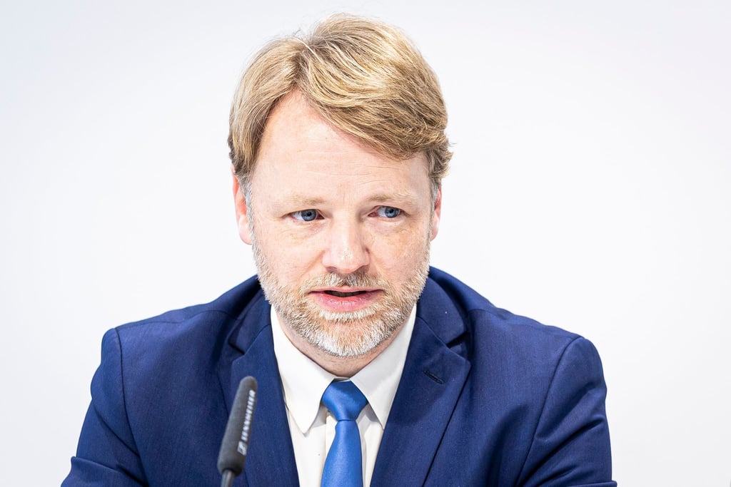 Gerald Heere (Bündnis 90/Die Grünen), Finanzminister von Niedersachsen, spricht auf einer Pressekonferenz.