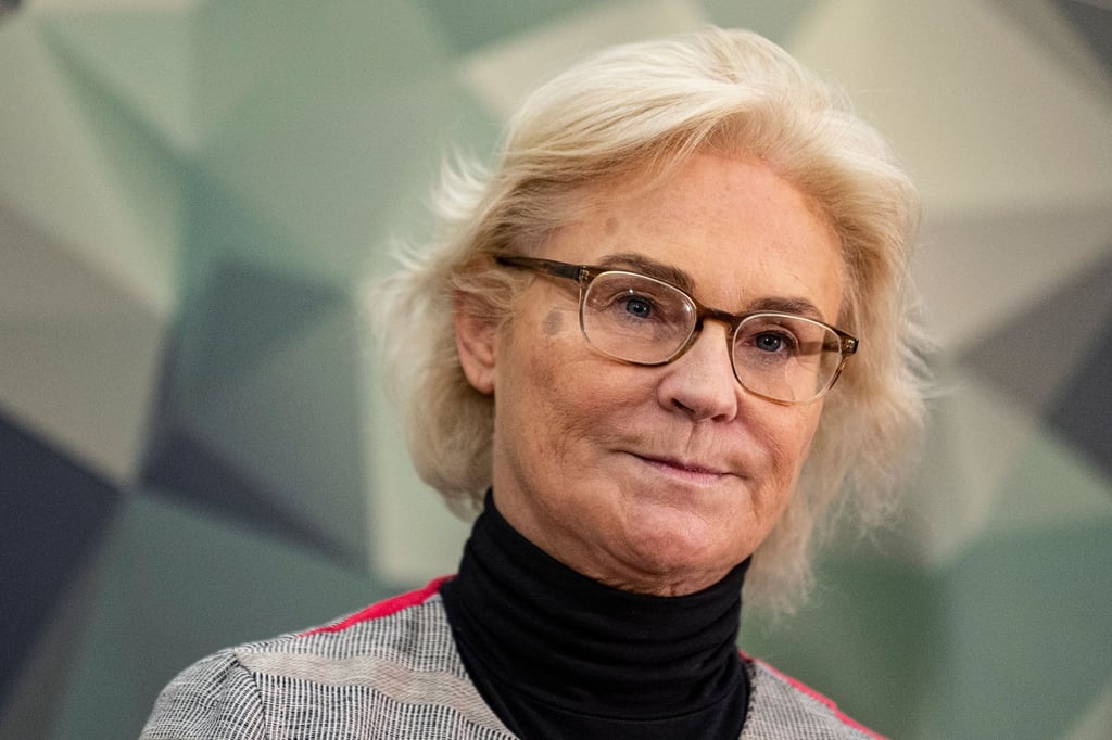 Verteidigungsministerin Christine Lambrecht (SPD) spricht im Verteidigungsministerium bei einem Statement zu Ausrüstungsfragen der Bundeswehr.