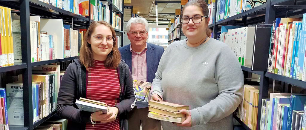 Die Studentinnen Patricia Penzel (links) und Francis Göbecke haben gemeinsam mit ihrem Professor Christian Antz ein Konzept für Bücherschränke entwickelt. 
