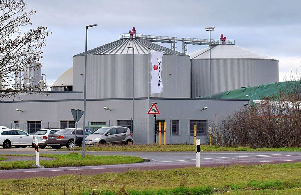 Blick auf die Einfahrt in die Industriepark-Erweiterung neben der B 184 bei Gommern. Im Vordergrund befindet sich die Spie-Niederlassung, dahinter die Biogasanlage.