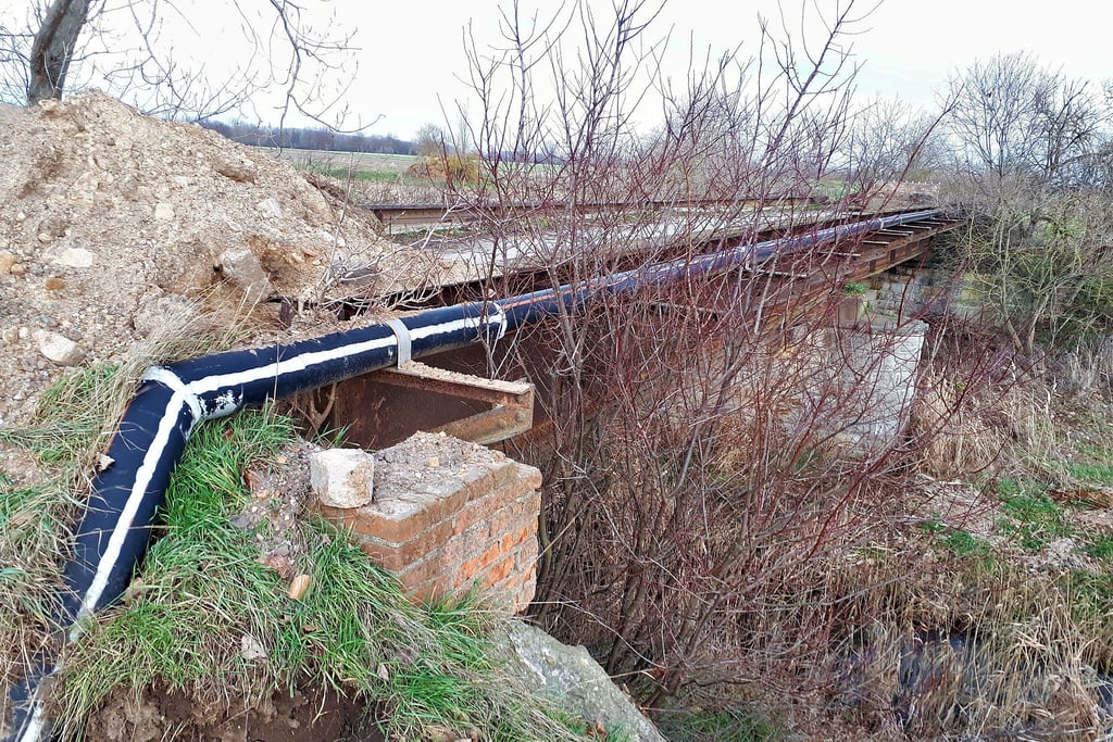 Die am schlechtesten bewertete Brücke in der Stadt Egeln in der Feldflur in Richtung Tarthun an der Bahnlinie Staßfurt-Egeln, die über kein Geländer verfügt, hat die Verbandsgemeinde aus Sicherheitsgründen sperren lassen. Das gefällt nicht allen. 