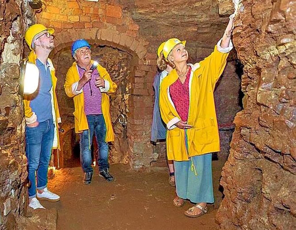 Abgeordnete Cornelia Lüddemann (r.) im Unterirdischen Zeitz.