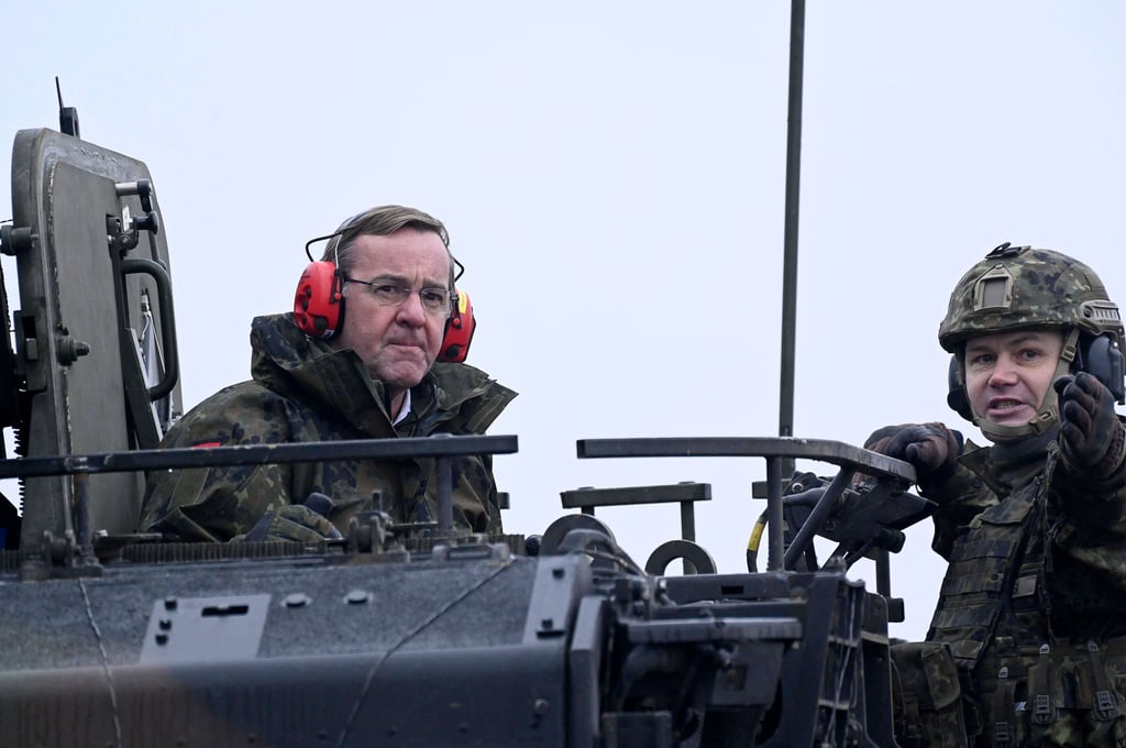 Verteidigungsminister Boris Pistorius (SPD, links) in einem Schützenpanzer beim Besuch des Truppenübungsplatzes Altengrabow (Jerichower Land).