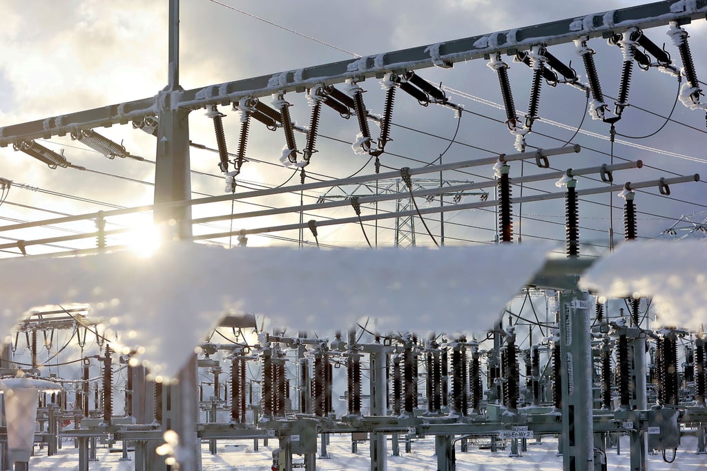 Im Umspannwerk Hüttenrode sowie im Umfeld hat Eisregen in der Nacht zum Montag für massive Lasten auf den Freileitungen gesorgt. Im Zusammenspiel mit orkanartigem Wind kam es zu Kurzschlüssen und teilweise stundenlangen Ausfällen in der Stromversorgung des Harzkreises. Die Leitstelle gab zentrale Warnmeldungen aus.