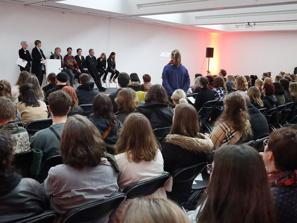 Das Interesse an einem Studium an Halles Kunsthochschule ist ungebrochen: Die Einführungsveranstaltung im Saal am Neuwerk ist bis auf den letzten Platz besetzt.