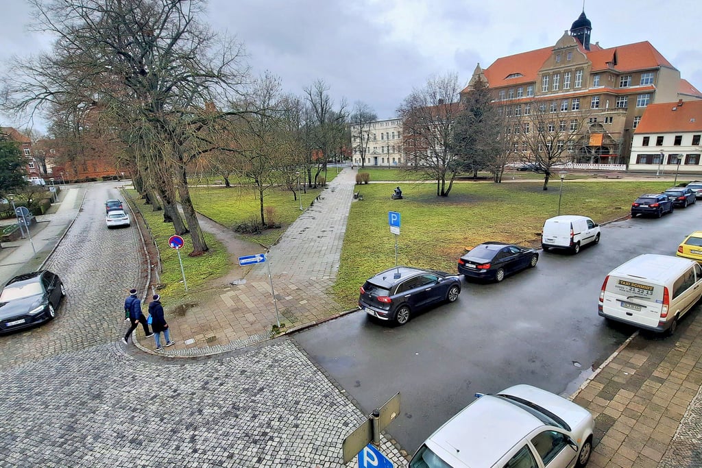 Ein Blick vom Stadtarchiv auf den Mönchskirchhof in Stendal: Die Gestaltung des Platzes steht auf der Kippe.