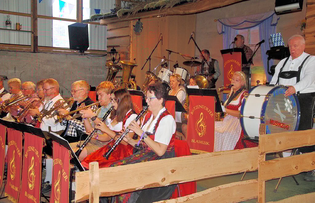 Seit 30 Jahren sorgt die Beetzendorfer Blasmusik für Stimmung (hier beim Oktoberfest in Beetzendorf 2018). Am 13. Januar 1993 wurde die Formation als Musikzug der freiwilligen Feuerwehr gegründet.