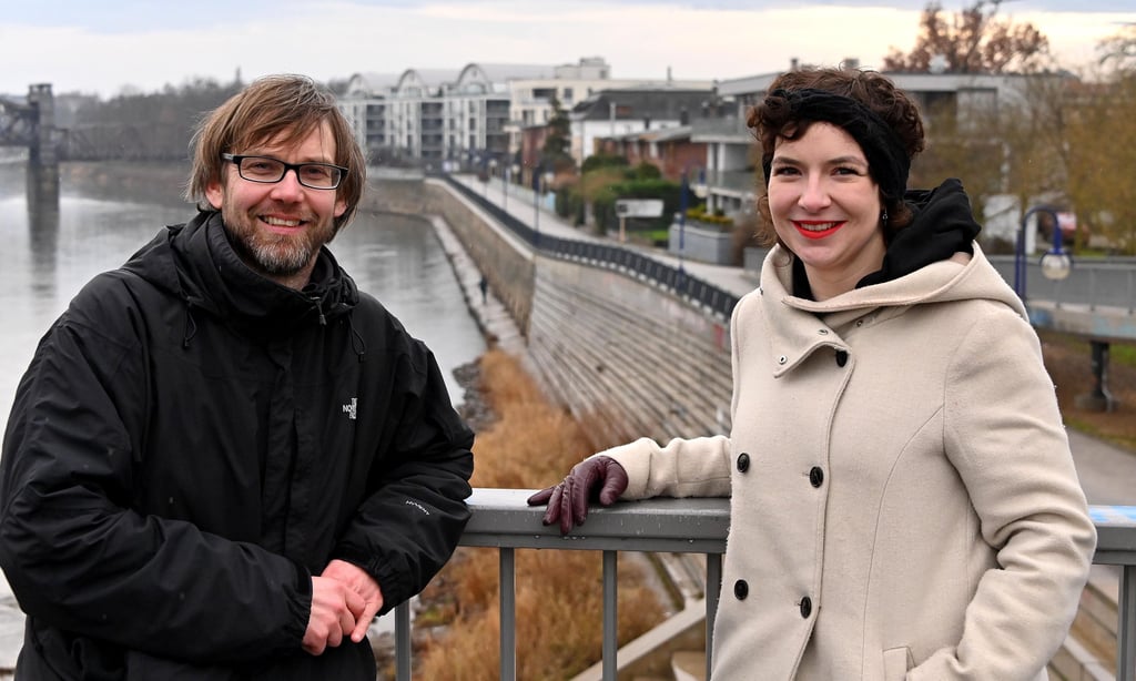Nadja Lösch und René Hempel führen im Duo die Fraktion Die Linke im Magdeburger Stadtrat an. Für ihr Doppelporträt wählen sie sich die Elbtreppen am Domfelsen als Hintergrund aus, einem ihrer Lieblingsplätze in Magdeburg.