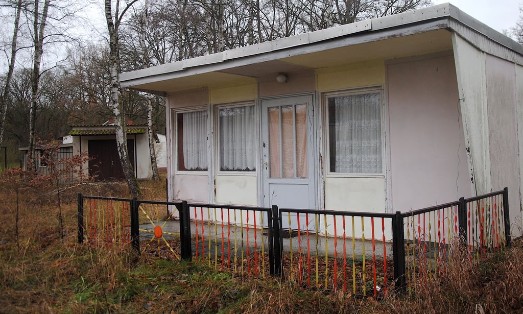 Die maroden Bungalows im Apenburger Waldbad sollen demnächst abgerissen werden. Sie werden schon lange nicht mehr genutzt und verfallen. An ihrer Stelle könnte ein Campingplatz entstehen.