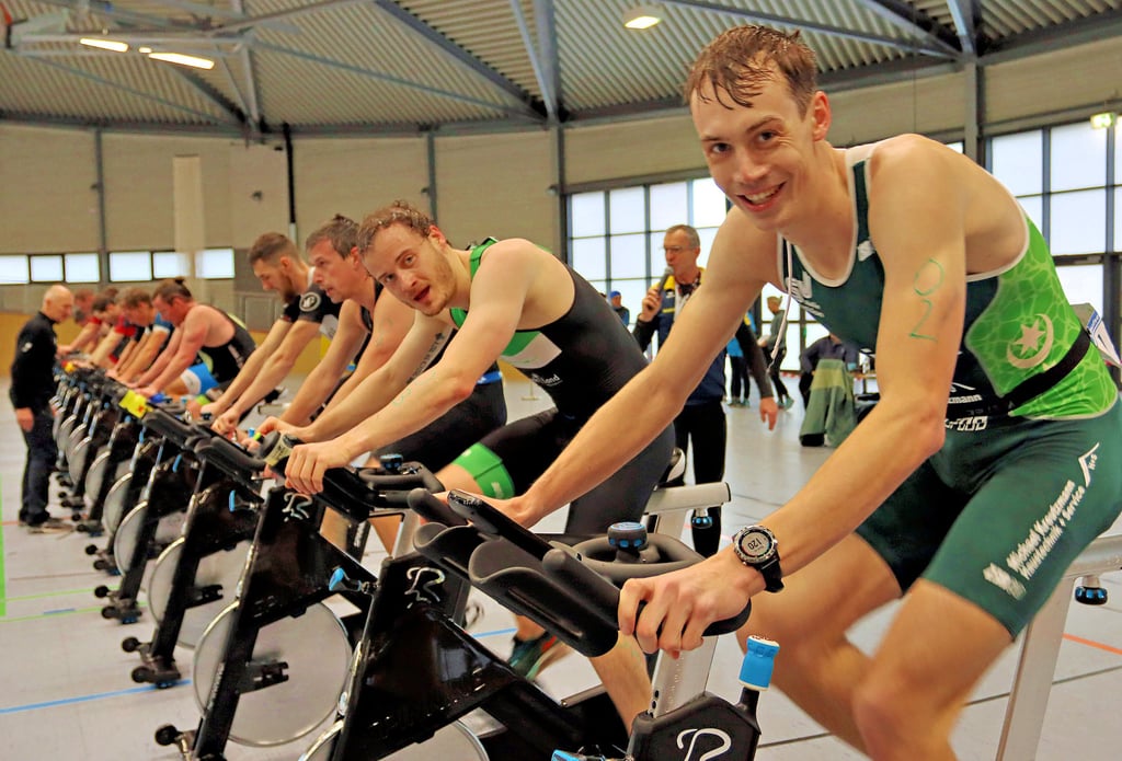 Radfahren nach der Schwimm-Disziplin, vorn kämpft Lorenz Heinemann.