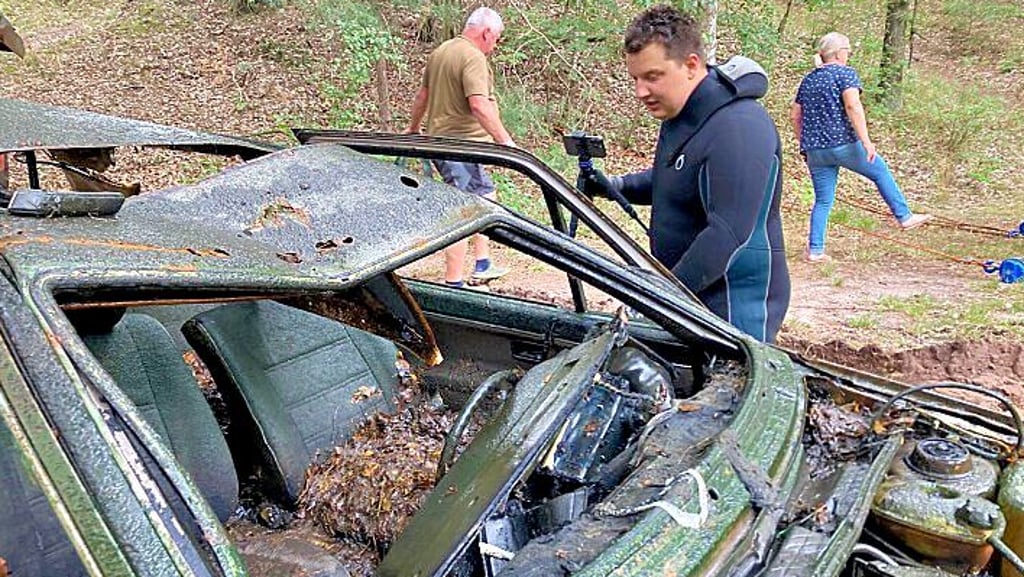 Magnetangler Tobias Strejcek inspiziert das geborgene Wrack .