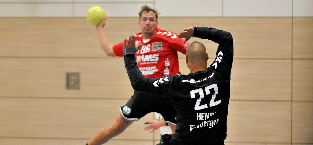 Immer wieder fanden Marcel Werner (am Ball) und seine Mitspieler des HV Rot-Weiss Staßfurt Wege, um die Torhüter der HSG Freiberg zu überwinden.