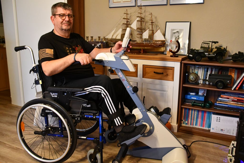 Dietmar Schmidt an seinem „Motomed“. Das Hilfsmittel ist speziell für querschnittsgelähmte Menschen entwickelt worden, um Muskeln zu trainieren. Der Haldensleber übt jeden Tag und hat heute schon mehr Empfindung in den Beinen, als noch vor zwei Jahren. 