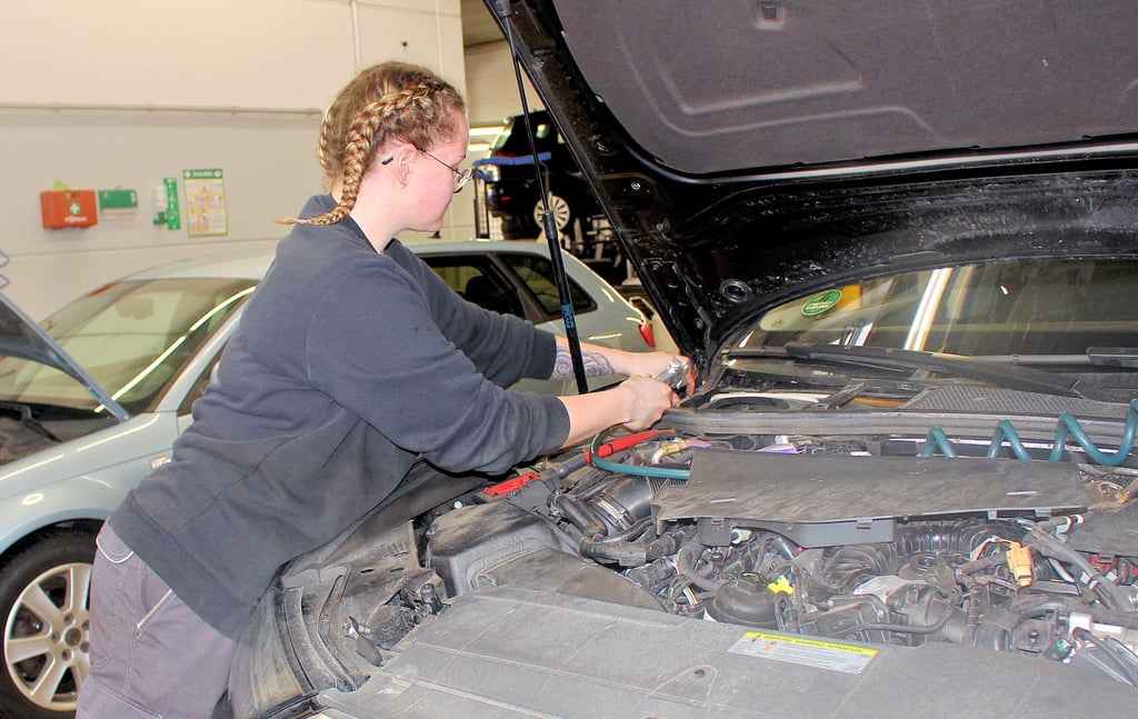 Johanna Hinzpeter ist eine von den angehenden Kfz-Mechatronikern, die im Autohaus Perski ihr Handwerk lernt. Sie ist jetzt im dritten Lehrjahr und bekommt die Theorie in der Oschersleber Europaschule vermittelt.