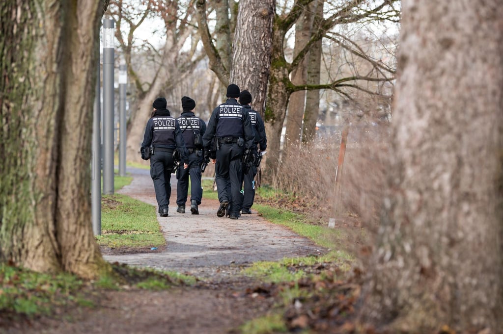 Polizeibeamte suchen am Ufer der Brigach (Villingen) nach dem vermissten Vater von Magdeburg-Profi Brünker.