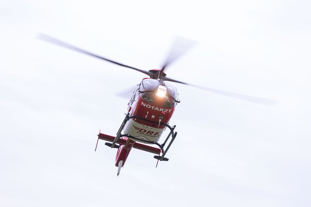 Ein Rettungshubschrauber landet auf einem Helikopterlandeplatz.