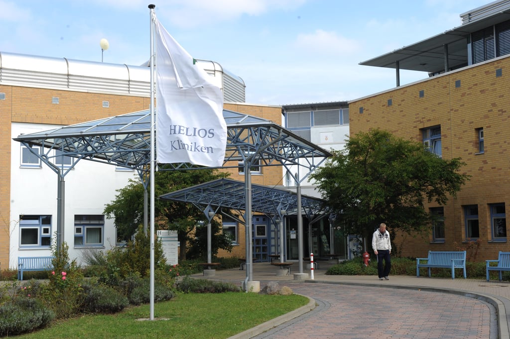 Symbolfoto - Blick auf den Eingangsbereich der Helios-Klinik in Hettstedt.