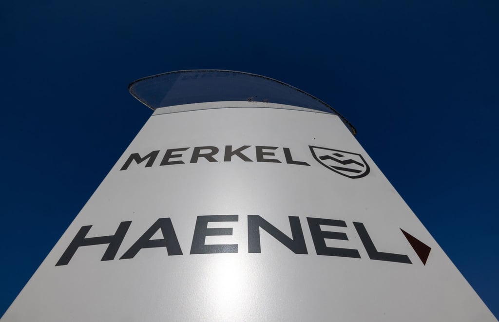 Ein Firmenschild weist auf den Waffenhersteller C.G. Haenel und die Merkel Jagd- und Sportwaffen GmbH hin.